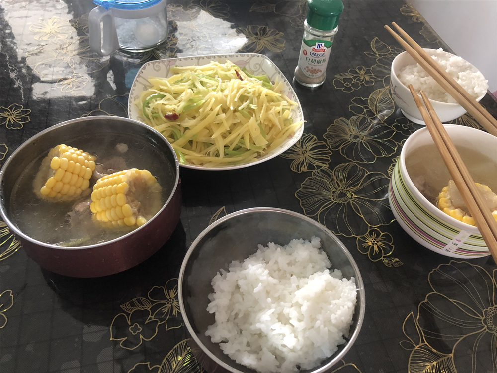 用心的酸辣土豆丝和玉米冬瓜排骨汤