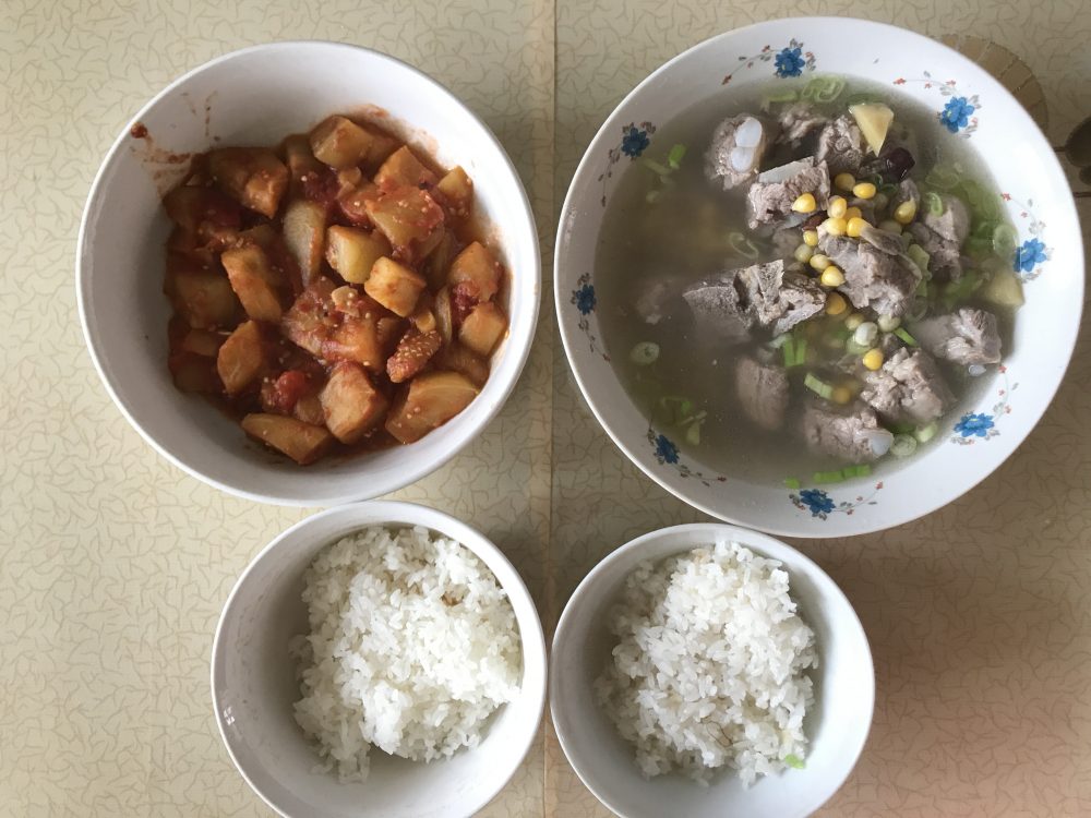 用心的玉米炖排骨和烧茄子