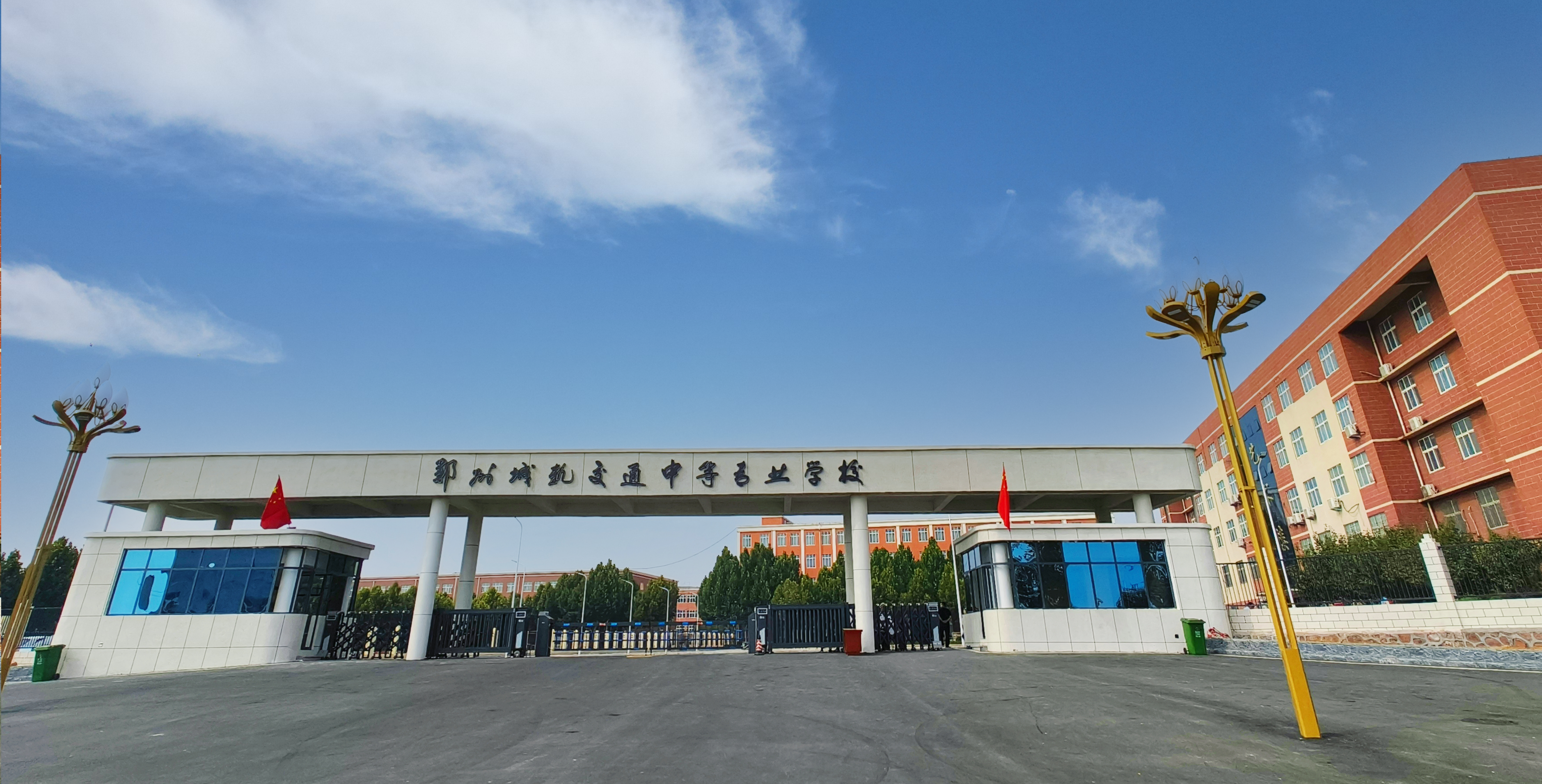 郑州城轨交通中等专业学校大门更新咯~